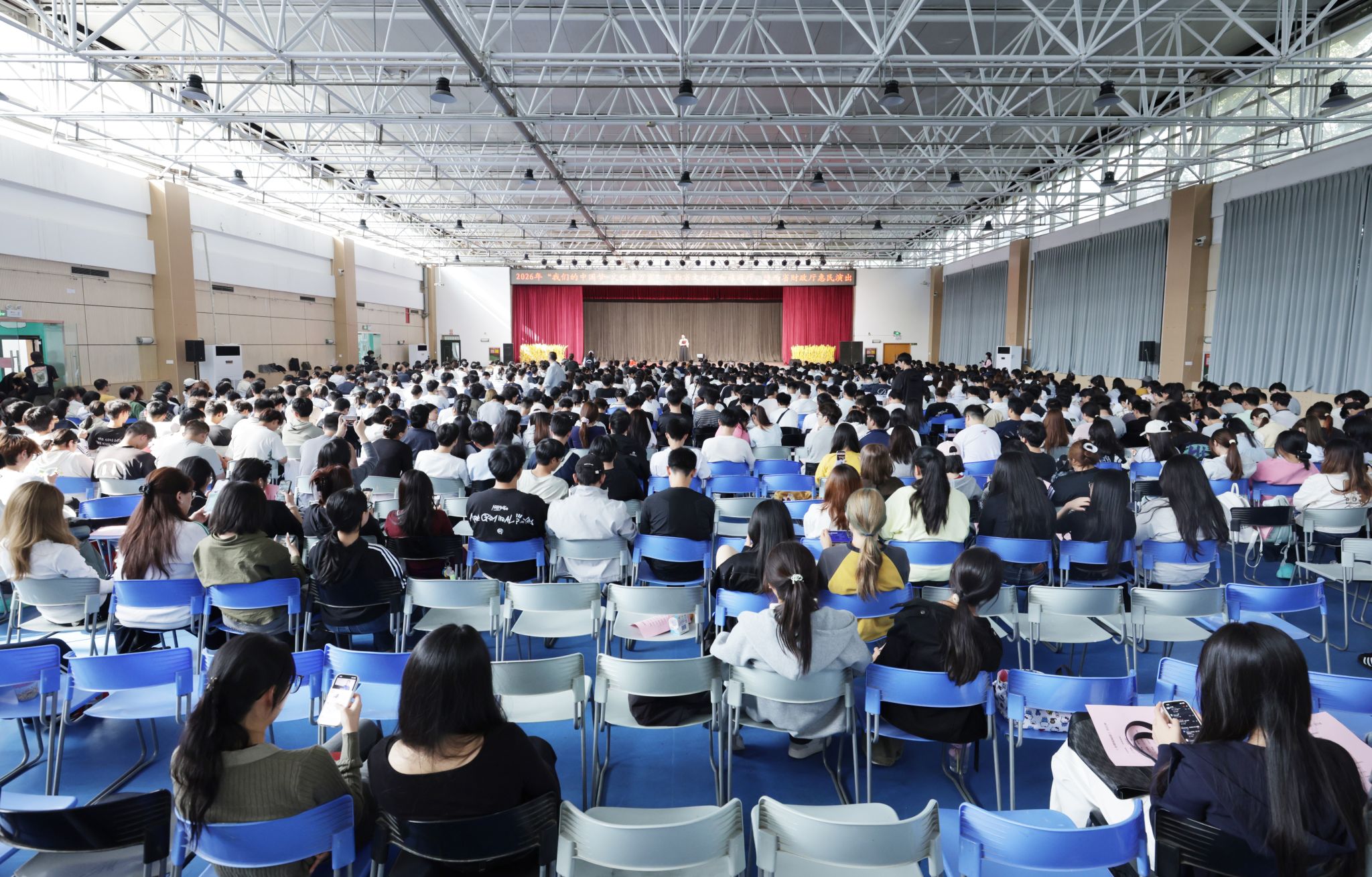 以美润心 艺韵润校园——高雅艺术进校园大型歌舞音画《金格灿灿彩》专场演出在我校上演